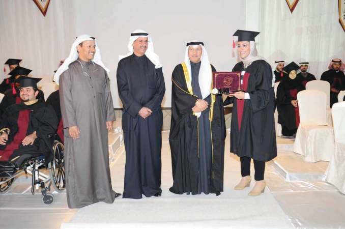 1 راشد النويهض ود احمد الاثري خلال تكريم احدى الطالبات ﻿