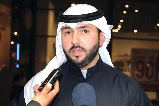 اسامة بستكي متحدثا لوسائل الاعلام﻿
