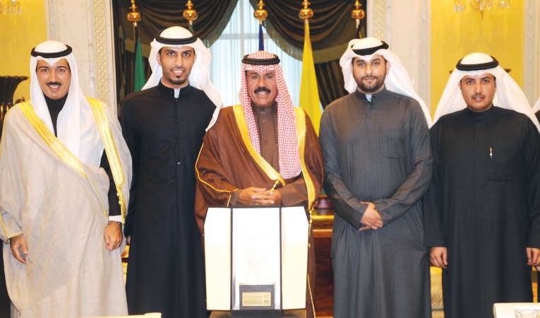 سمو ولي العهد خلال استقباله رئيس واعضاء الاتحاد الوطني لطلبة الكويت بحضور الشيخ احمد جابر العبدالله﻿