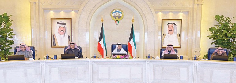 سمو رئيس الوزراء الشيخ جابر المبارك مترئسا جلسة امس بحضور الشيخ صباح الخالد والشيخ محمد الخالد ود عبدالمحسن المدعج والشيخ خالد الجراح﻿