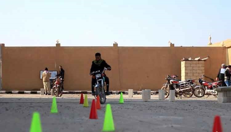 بالصور.. داعش يفتتح "مركزاً لتعليم قيادة الدراجات النارية".. وطوابير على اجراء الامتحانات لنيل الرخصة !