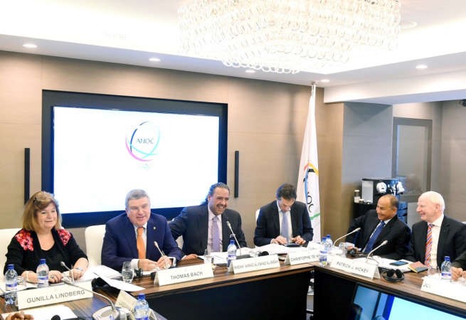 الفهد والى جانبه رئيس اللجنة الاولمبية الدولية توماس باخ﻿