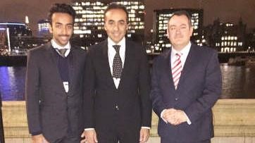 فواز الحساوي ونجله عبدالعزيز مع مايكل دجر عضو البرلمان الانجليزي
