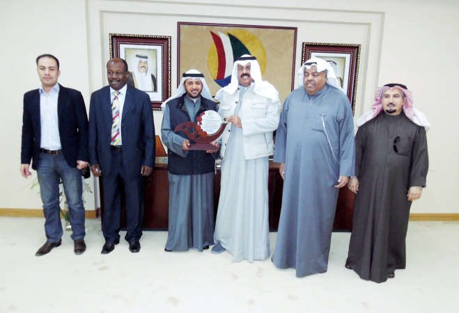 وفد بلدية حولي يقدمون درعا تذكارية للشيخ احمد النواف 