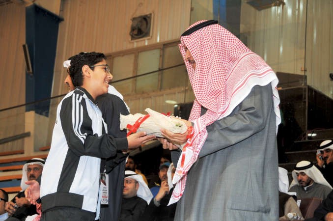 الناشئ خليفة الشحومي يقدم باقة ورد للحمود﻿