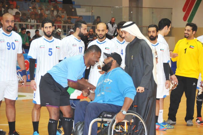 اللاعب خالد سلطان يصافح اللاعبين والحكام بمعية الشحومي﻿