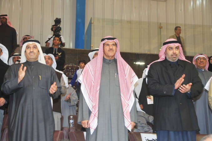 الحمود والفهد والشحومي في المنصة الرئيسية بالصالة﻿
