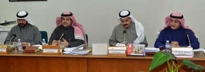 عسكر العنزي وعبدالله المعيوف وسلطان اللغيصم وسعدون حماد اثناء اجتماع اللجنة