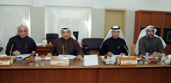 دعبدالرحمن الجيران ومبارك الحريص ودعبدالحميد دشتي ونبيل الفضل خلال اجتماع اللجنة التشريعية