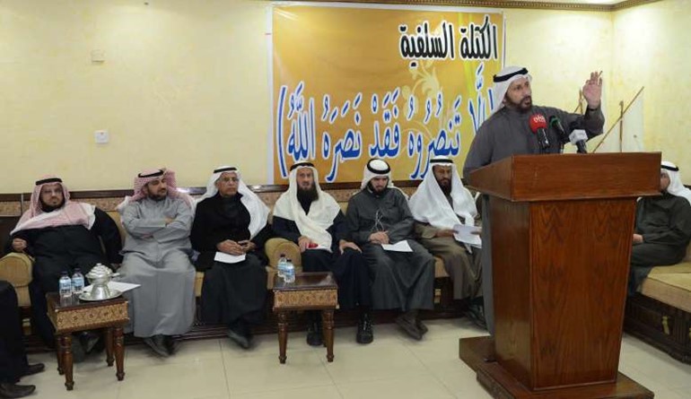 عبداللطيف العميري متحدثا ويبدو محمد هايف وخالد السلطان ومحمد الخليفة ود محمد الكندري 