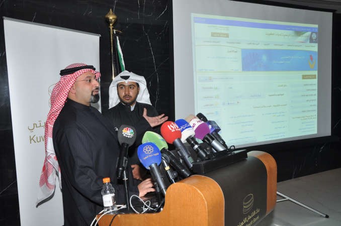 جانب من عملية شرح كيفية الاستفادة من الخدمة الجديدة	احمد علي﻿