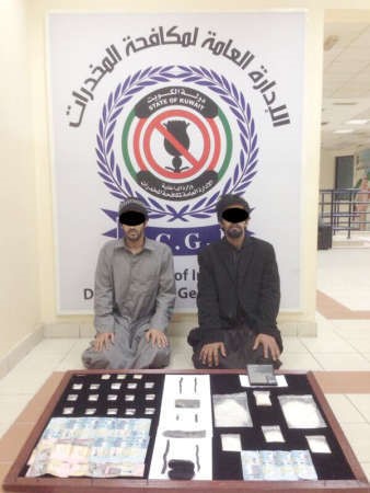 المتهمان وامامهما المضبوطات قبل الاحالة الى النيابة﻿