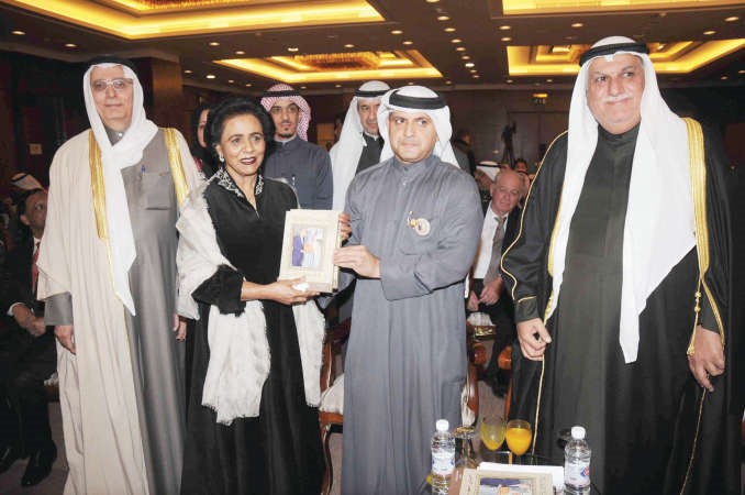 دعبدالله بوير يقدم نسخة من كتاب قائد العمل الانساني للشيخة فريحة الاحمد على هامش الحفلمحمد خلوصي﻿