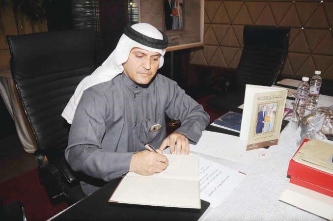 بوير خلال توقيع الكتاب﻿