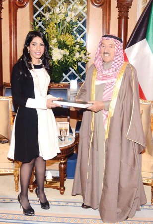 صاحب السمو الامير يتلقى رسالة دكتوراه من د نورة المشعان ﻿