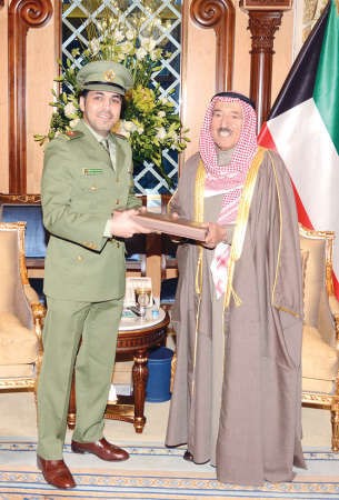 صاحب السمو متسلما تقرير البحث المشترك في جال الزور حول رفع انتاج مصادر المياه من الرائد م محمد عبدالرضا ﻿
