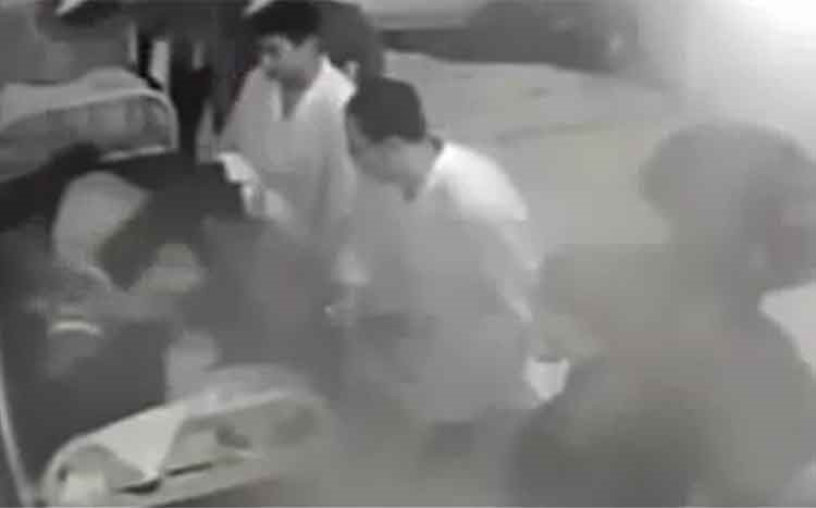 فيديو صادم.. أطباء يضربون مريضا عقليا ويصيبونه بالشلل