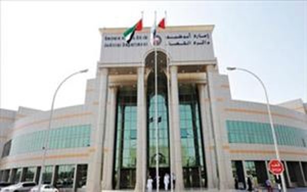 100 ألف درهم لأوروبية سقط رف خشبي على رأسها بأحد فنادق أبو ظبي
