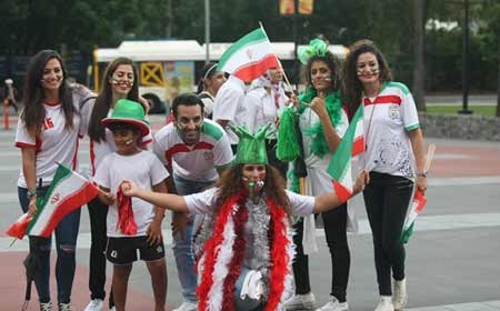 بالصور.. مشجعات إيرانيات يحدثن شرخا على الفيس بوك