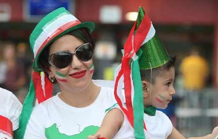 بالصور.. مشجعات إيرانيات يحدثن شرخا على الفيس بوك