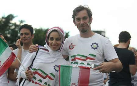 بالصور.. مشجعات إيرانيات يحدثن شرخا على الفيس بوك