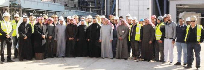 معبدالعزيز الابراهيم وماياد الفلاح وعدد من قيادات الوزارة مع مجموعة من مهندسي وفنيي محطة الزور الجنوبية	محمد خلوصي﻿