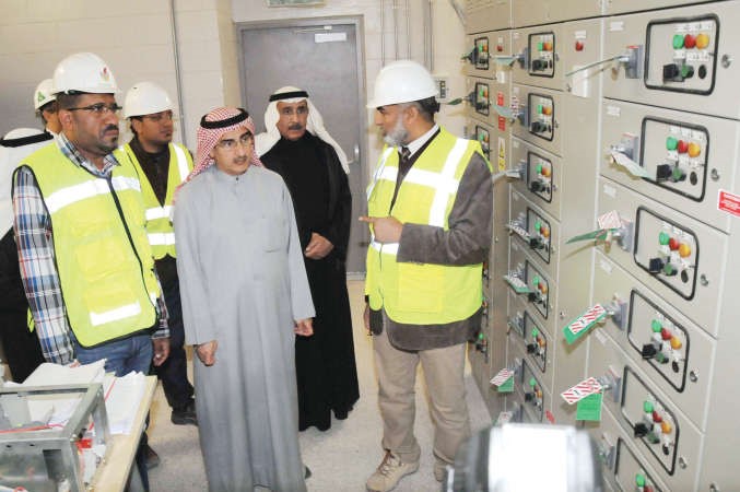 الابراهيم يستمع من مهندسي المحطة الى شرح حول الية العمل﻿