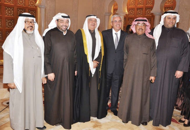 رئيس التحرير الزميل يوسف خالد المرزوق ونائب رئيس التحرير الزميل عدنان الراشد ومستشار الادارة العامة الزميل يوسف عبدالرحمن والسفير عبدالحميد الفيلكاوي والزميل عبدالرحمن العليان يهنئون ﻿