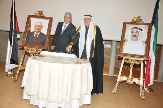 السفير عبدالحميد الفيلكاوي والسفير الفلسطيني رامي طهبوب يقطعان كيك الحفل	 احمد علي﻿