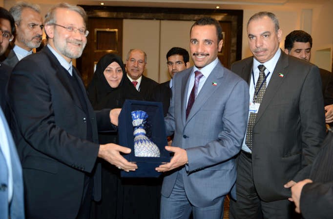 الغانم ولاريجاني يتبادلان الهدايا التذكارية