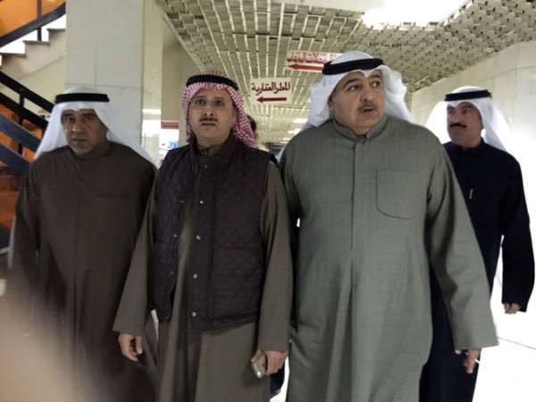 عبدالله المطوطح واحمد الموسى خلال الجولة في احد المجمعات﻿