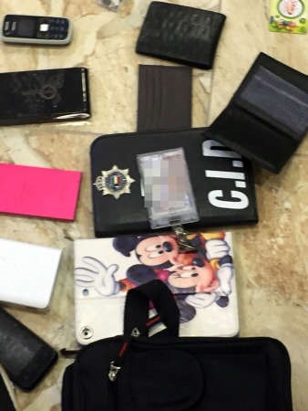 المضبوطات تنوعت بين هواتف وساعات وحافظات نقود