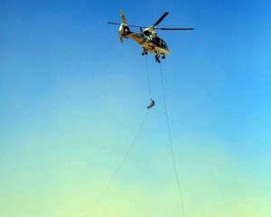 انزال عناصر من القوات الخاصة من الجو 