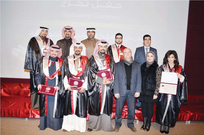 لقطة جماعية للموظفين المكرمين﻿