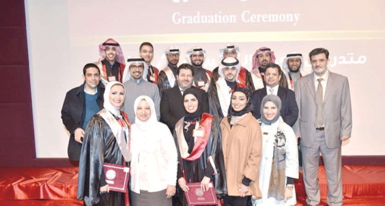  مجموعة من الخريجين مع ادارة التدريب
