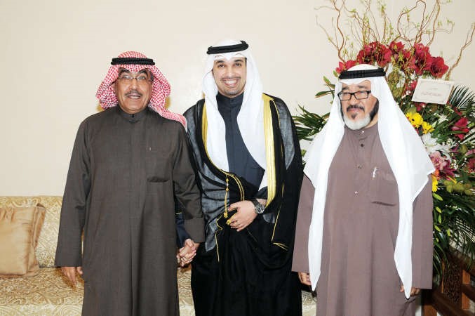 المعرس متوسطا الزميلين يوسف عبدالرحمن وعدنان الراشد﻿