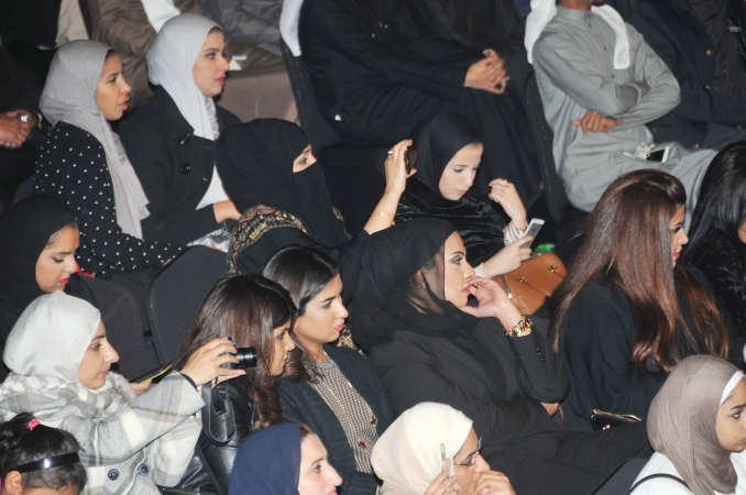 اهتمام من الحضور بمتابعة الامسية﻿