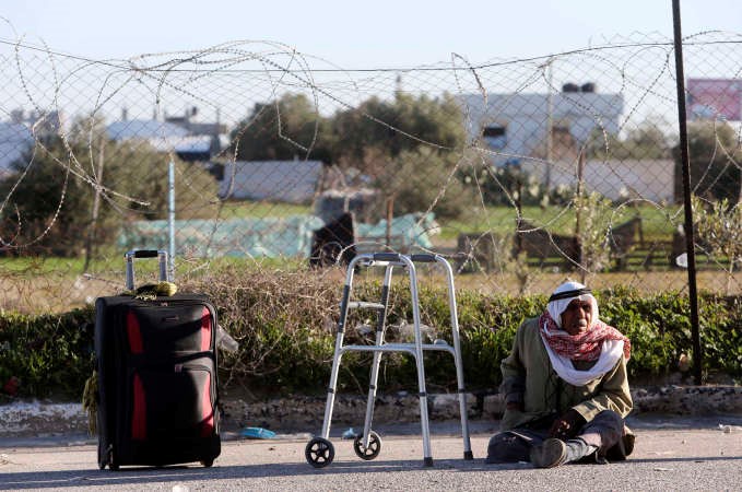 فلسطيني في انتظار دوره للعبور من معبر رفح امس رويترز
