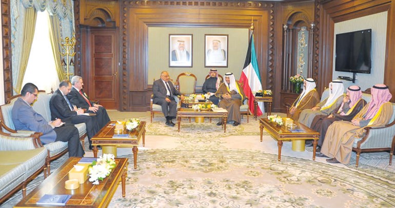 سمو رئيس مجلس الوزراء مستقبلا وزير النفط العراقي عادل عبدالمهدي بحضور الشيخ ناصر صباح الاحمد ودعلي العمير ودمحمد حسين بحر العلوم