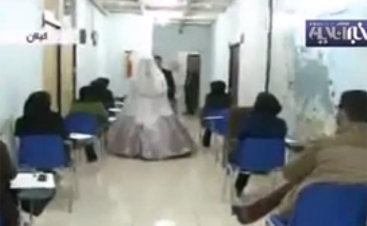 بالفيديو.. طالبة إيرانية تدخل قاعة الامتحان بفستان زفافها 