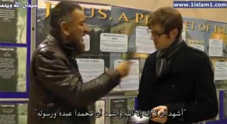 بالفيديو.. عالم بريطاني يعلن إعتناق الإسلام على الهواء مباشرة