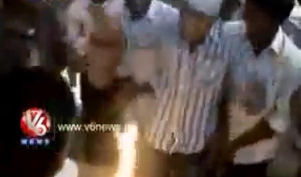 بالفيديو.. شباب يحرقون وجه صديقهم باحتفالهم بعيد ميلاده
