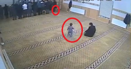 بالفيديو.. طفل شقي يسحب كرسياً من تحت مصل مسن وأسقطه ! 