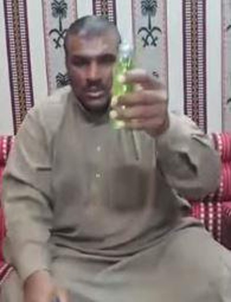 بالفيديو.. متهور في السعودية يشرب بنزيناً بصنفيه "91 و95" تحدياً لأصدقائه