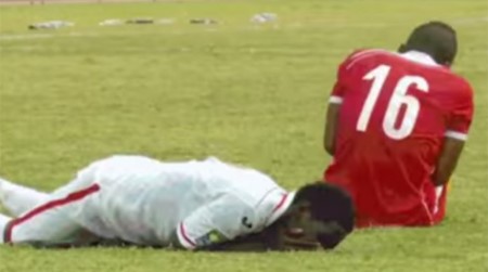 بالفيديو..لاعب مخادع يدعي الإصابة..بعد أن ضرب منافسه! 