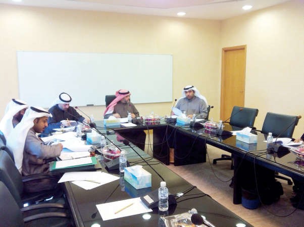 دحسن كمال خلال ترؤسه اجتماع اللجنة
