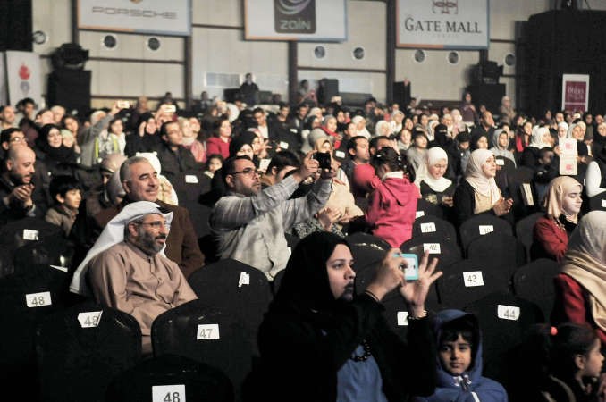 الجمهور في صالة التزلج استمتع باغاني حمود الخضر وماهر زيناسامة ابوعطية