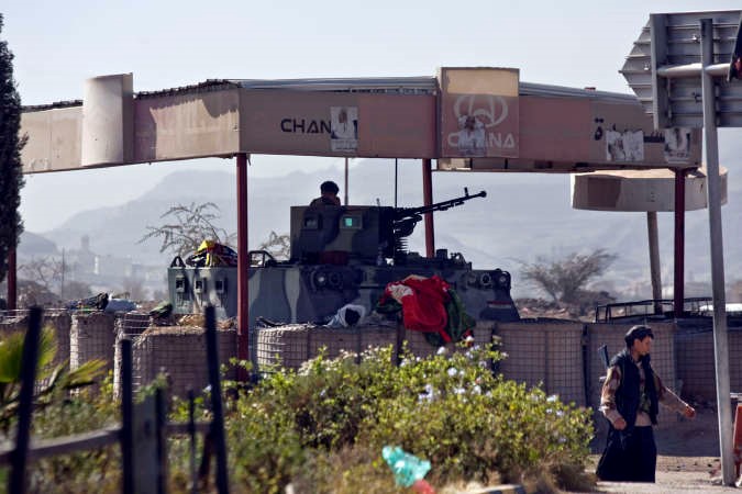 مسلحون حوثيون على مدرعة عسكرية في محيط منزل الرئيس اليمني عبد ربه منصور هاديبصنعاء امساپ 