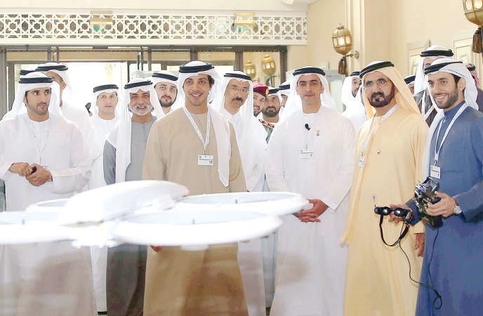 الشيخ محمد بن راشد ال مكتوم نائب رئيس الدولة رئيس مجلس الوزراء حاكم دبي اثناء الاحتفال بالجائزة﻿