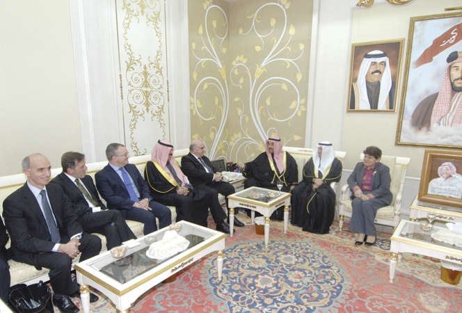 سمو الشيخ ناصر المحمد مستقبلا د جورج فيلا والوفد المرافق